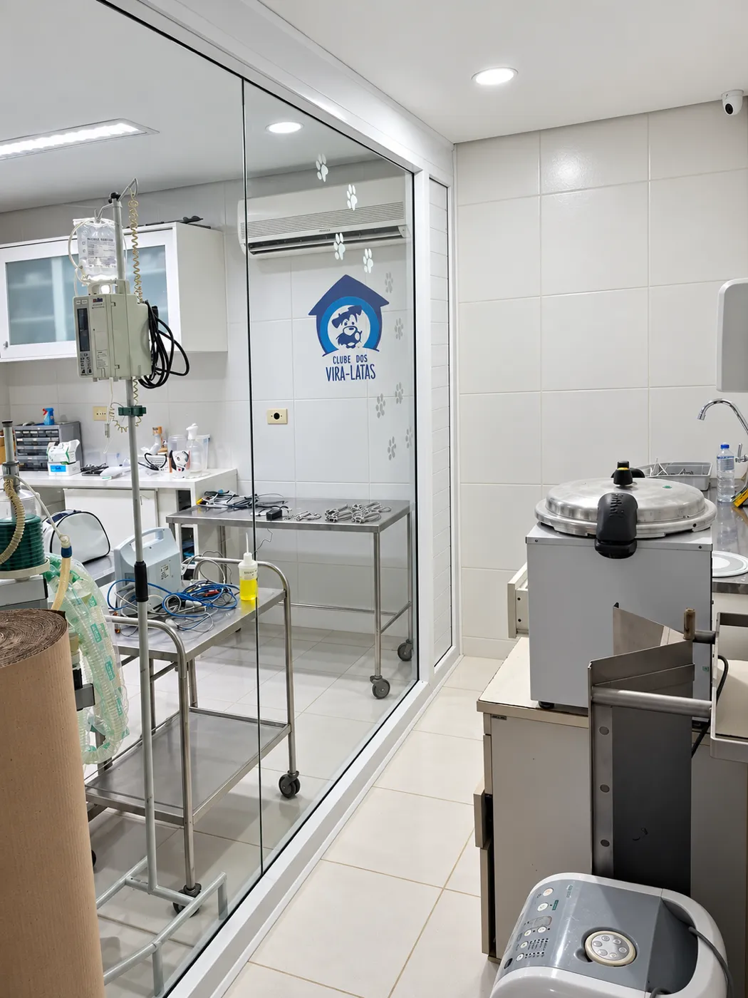 Bancada com autoclave e materiais esterilizados