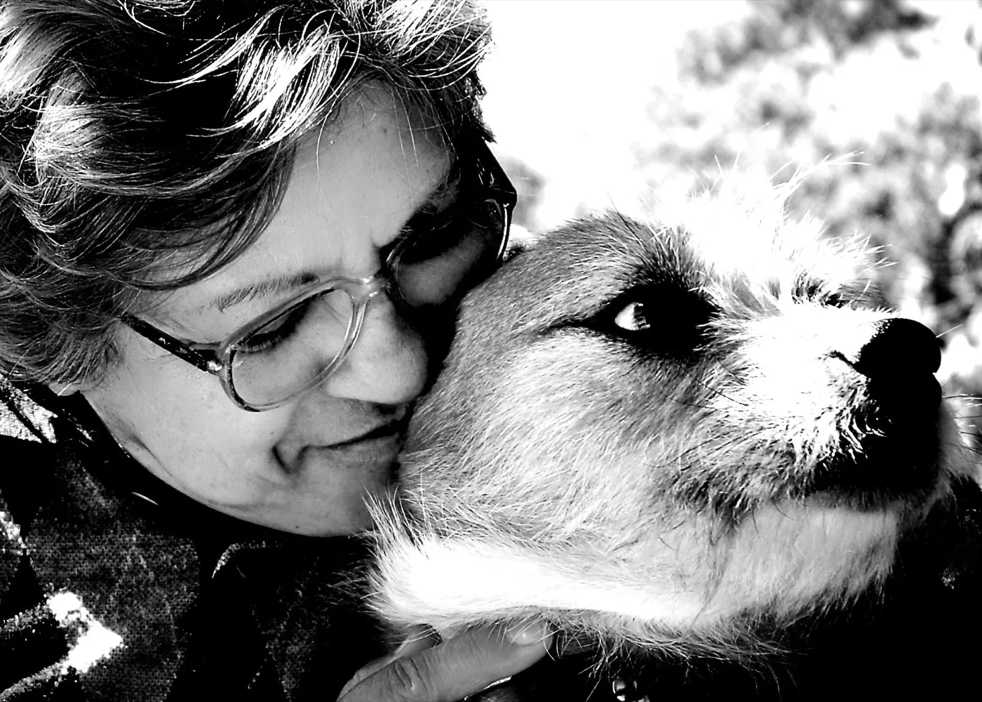 Cida Lellis, fundadora do Clube, com um cão no colo