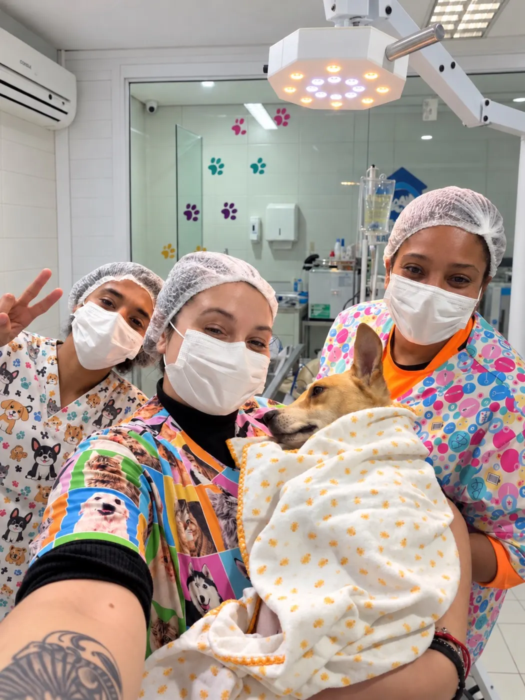 Equipe veterinária do Clube com um cão no colo